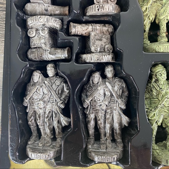 Pirates of the Caribbean Dead Man's Chest Chess Set Collector's Edition - Picture 6 of 11